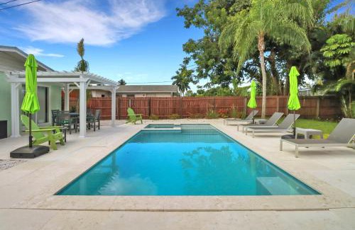 Naples Park Casa | Little Beach House w/POOL&SPA - 5 minutes to Vanderbilt Beach (Pet Friendly)