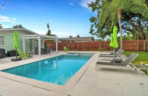 Naples Park Casa | Little Beach House w/POOL&SPA - 5 minutes to Vanderbilt Beach (Pet Friendly)