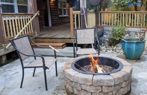 Gold Bar Casa | Little Bear's Bungalow; Log Cabin w/Mountain views
