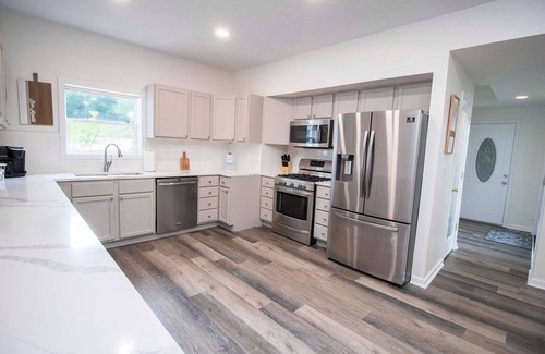 Noblesville Casa | Family Lakehouse- sleeps 20, FREE boat slip, hot tub