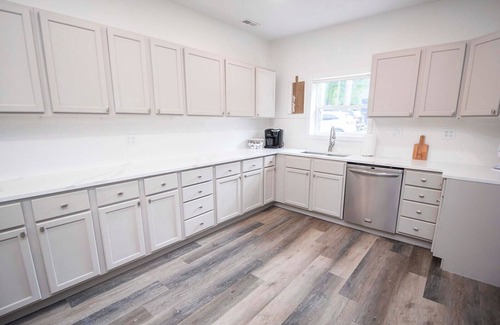 Noblesville Casa | Family Lakehouse- sleeps 20, FREE boat slip, hot tub