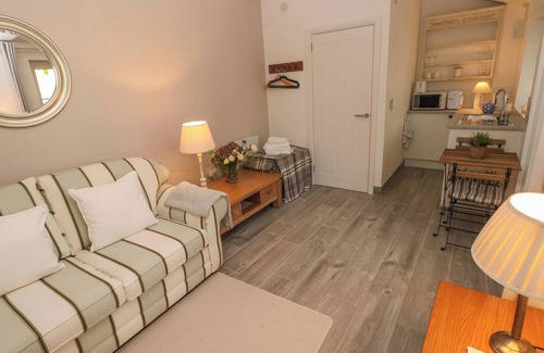 Cowbridge Cabaña | LITTLE CLOUD, romantic, character holiday cottage in Cowbridge