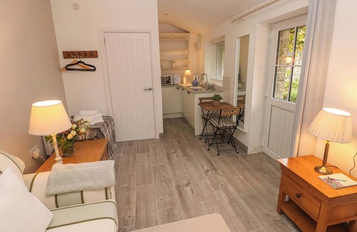 Cowbridge Cabaña | LITTLE CLOUD, romantic, character holiday cottage in Cowbridge