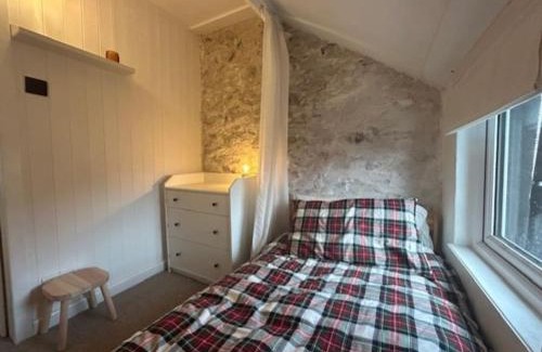 Pontypridd Casa | Little Cottage, Big Character