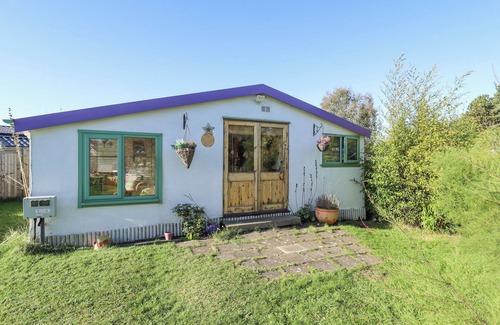 Grimsby Cabaña | Little Eden by the Sea