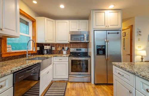 Wolf Laurel Cabina | Little Fox Cabin - Wolf Laurel, Hot tub, 4 bdm, 2 bath, cozy mountain escape!