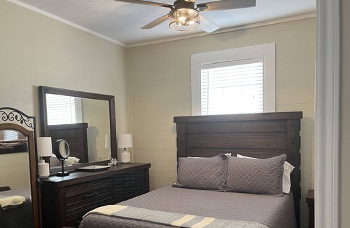 Old East Hill Casa | Little Green House- Downtown Cozy-Cottage Snowbirds Welcome!