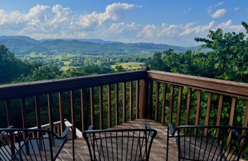 Wears Valley Casa | Little Greenbriar Lodge cabin