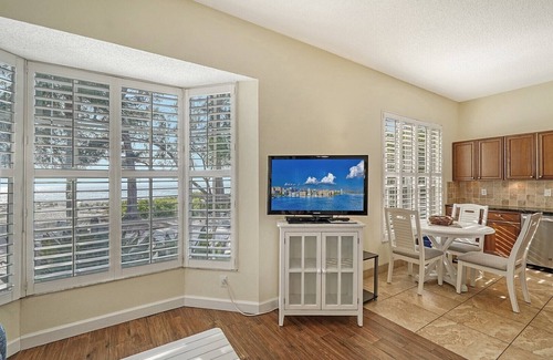 Whitney Beach Cabaña | Little Gull 2BR Cottage with Ultimate Views of the Famous Sunsets