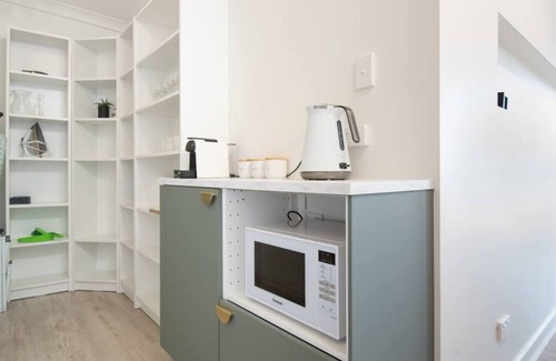 Riverside Casa | Little House on The Hill in Riverside