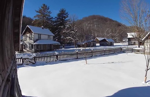 Coon Valley Cabina | "Little House on the Prairie" with modern plumbing!