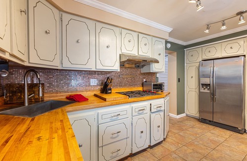 Bloomfield Casa | Little Italy- 2BD/1BA – Close to Major Hospitals – Off Street Parking