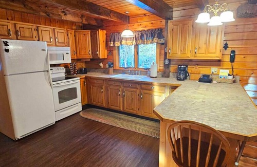 Beaver Cove Cabina | Little Moose Lodge *Lake Access*Snowmobile Access