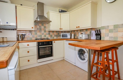 Lostwithiel Cabaña | LITTLE OAKLANDS, pet friendly, with a garden in Lostwithiel