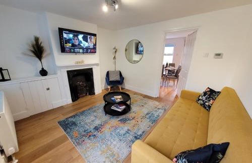 Colchester Casa | Little Oaks House - Historic Charm & Modern Comfort in Colchester by Catchpole Stays