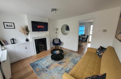 Colchester Casa | Little Oaks House - Historic Charm & Modern Comfort in Colchester by Catchpole Stays