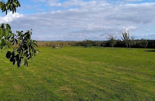 Tilney Fen End Cabaña | 2 bedroom Holiday home in Norfolk, private field