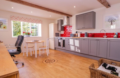 Bilting Cabaña | LITTLE PONTUS, pet friendly, with pool in Challock