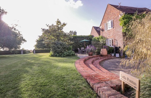 Bilting Cabaña | LITTLE PONTUS, pet friendly, with pool in Challock