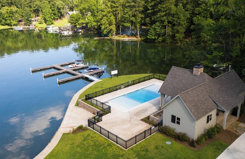 Tallassee Cabina | Little Red at Kowaliga Bay by Big Fish Real Estate Group at Lake Martin