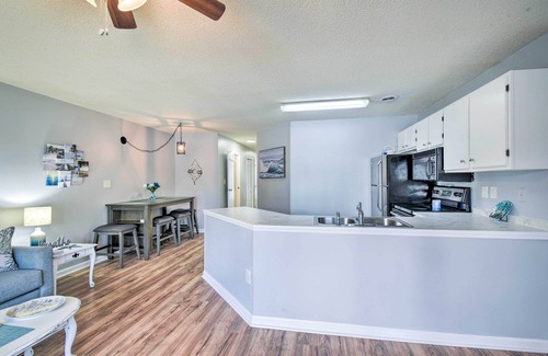 Little River Condominio | Little River Condo w/ Pool ~ 3 Mi to Beach!