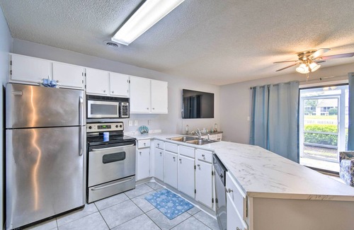 Little River Condominio | Little River Condo w/ Pool ~ 3 Mi to Beach!