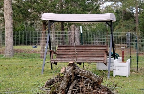 Camp Swift Casa | Pequeño Rv en Bastrop. 3 millas del lago Bastrop. Hoyo de fuego, huevos frescos disponibles