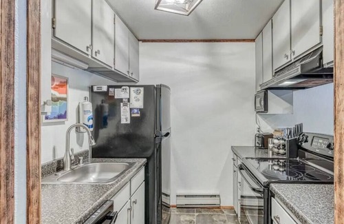 Shaver Lake Condominio | Little Ski Lodge | 1/1 condo-pet friendly!