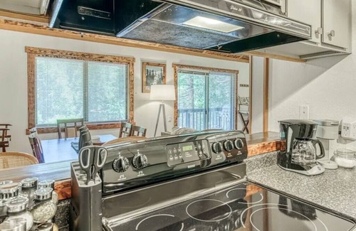 Shaver Lake Condominio | Little Ski Lodge | 1/1 condo-pet friendly!