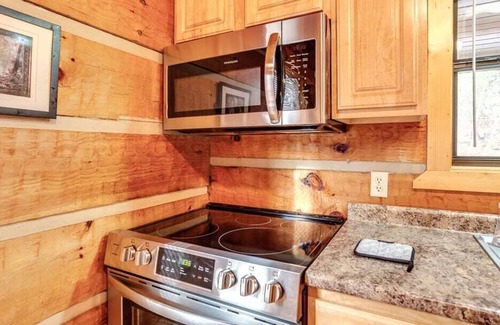 Sevierville Villa | Little Smoky Hideaway (New Hot tub, Appliances, Hand Made King Size Mattress wit