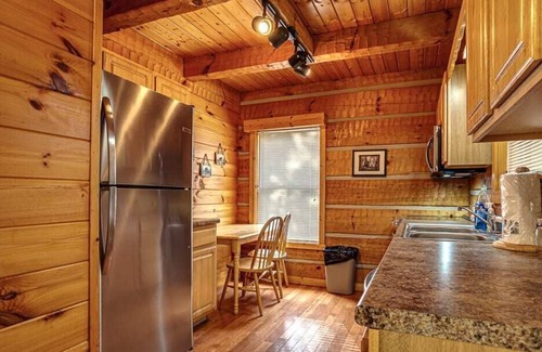 Sevierville Villa | Little Smoky Hideaway (New Hot tub, Appliances, Hand Made King Size Mattress wit