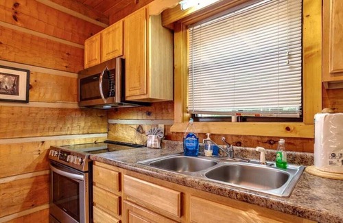 Sevierville Villa | Little Smoky Hideaway (New Hot tub, Appliances, Hand Made King Size Mattress wit