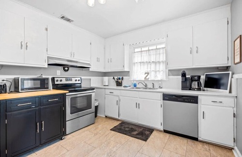 Garden City Casa | Little Z's, 3BR Home Very Close to SAV Port+Pets