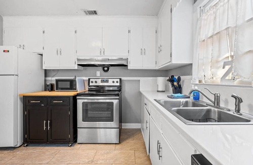 Garden City Casa | Little Z's, 3BR Home Very Close to SAV Port+Pets