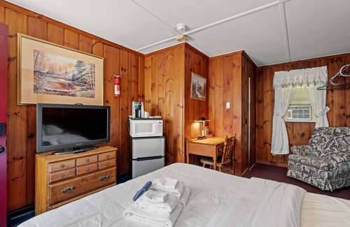 Littleton Hotel | Littleton Getaway – Queen Room Retreat