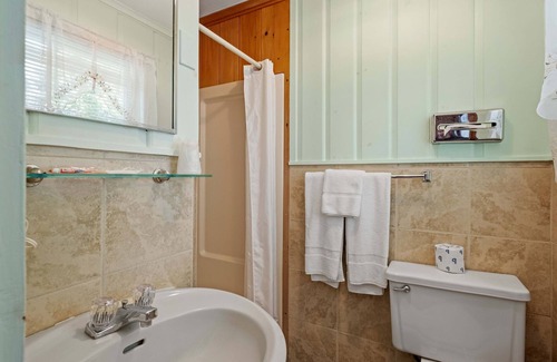 Littleton Hotel | Littleton Getaway – Queen Room Retreat