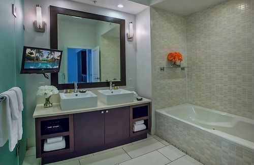 Ludlam Hotel | Live in Style - Miami Awaits You! Relaxing Room w/ Full Kitchen | Hot tub + Spa