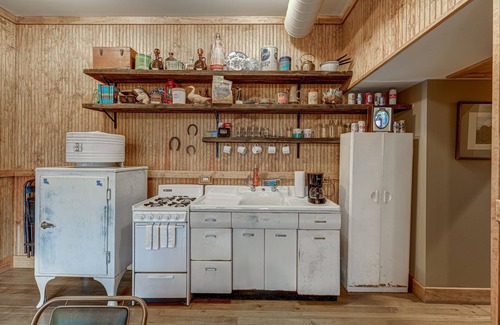 Wicker Park Apartamento | Live Like a Local at the Beachwood Inn! Private Balcony Overlooking One of Chicago's Best New Restaurants by AllSet Turnover