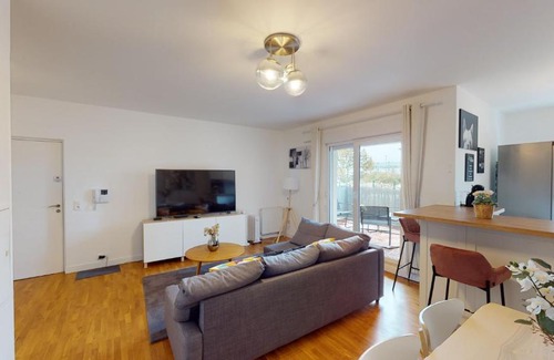 Saint-Denis Apartamento | Live Like a Local Stylish 2BR with Balcony & Parking