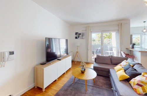 Saint-Denis Apartamento | Live Like a Local Stylish 2BR with Balcony & Parking