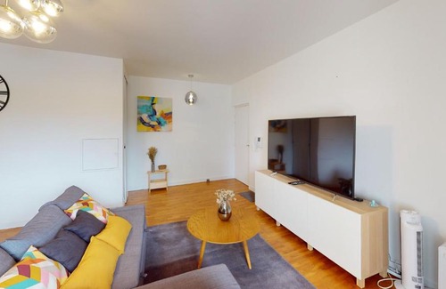 Saint-Denis Apartamento | Live Like a Local Stylish 2BR with Balcony & Parking