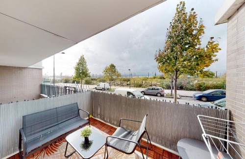 Saint-Denis Apartamento | Live Like a Local Stylish 2BR with Balcony & Parking