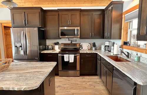 Jasper Chalet De Esquí | Live the High Life! Views, Hot Tub, Pup Friendly!