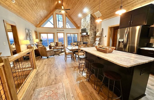 Jasper Chalet De Esquí | Live the High Life! Views, Hot Tub, Pup Friendly!