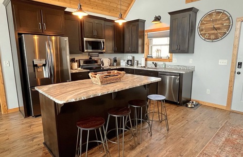 Jasper Chalet De Esquí | Live the High Life! Views, Hot Tub, Pup Friendly!