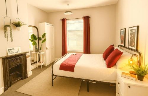 Anfield Casa | Liverpool Escape - 5 min walk to LFC Stadium, Sleeps 8, free parking, newly renovated home