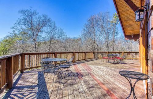 Gatlinburg - Pigeon Forge Casa | Livin' Lodge, Hot Tub, WIFI, 685 FREE tickets each paid day, Pool Table, WIFI!