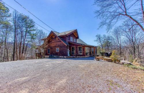 Gatlinburg - Pigeon Forge Casa | Livin' Lodge, Hot Tub, WIFI, 685 FREE tickets each paid day, Pool Table, WIFI!