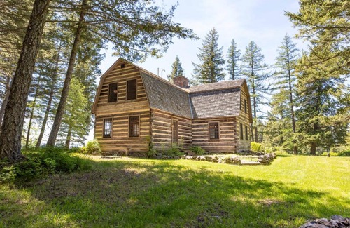 Columbia Falls Casa | Living in the Past Log Home - Mins From Glacier!
