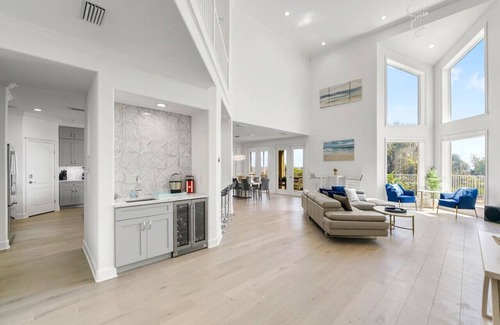 Crescent Beach Casa | Living Luxe |A 5-star holiday getaway!